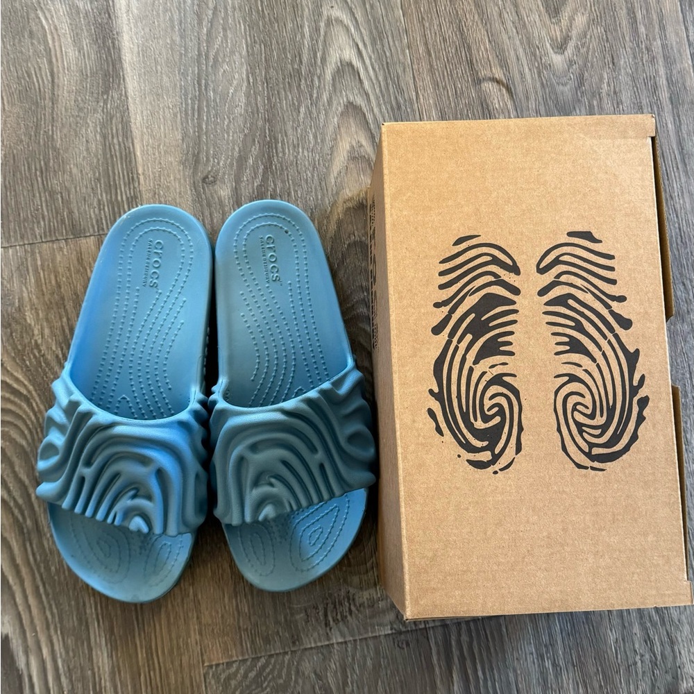 CROCS Blue Textured Slippers